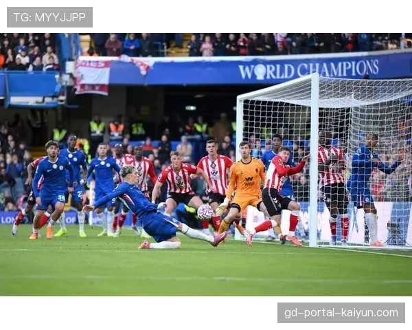 利兹联基金会开展社区足球课程，重点训练青少年防守站位